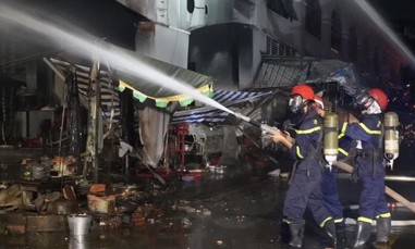 Đồng Nai: Hàng trăm cảnh sát PCCC nỗ lực dập tắt vụ cháy lớn tại dãy ki-ốt khu vực chợ Biên Hòa