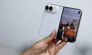 Apple ra mắt mẫu điện thoại iPhone gập đầu tiên với giá khởi điểm 1.999 USD