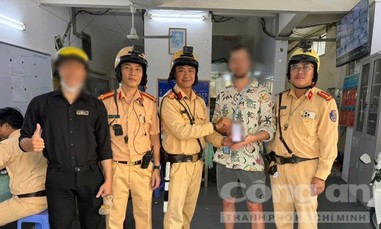 TPHCM: Du khách nước ngoài nhặt được điện thoại, nhờ CSGT trao trả cho người đánh rơi