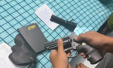 Bắt đối tượng cho vay lãi nặng, thu giữ thêm súng đạn, dao kiếm