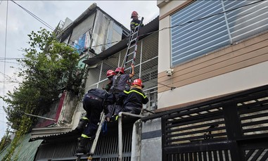Cảnh sát PCCC và CNCH kịp thời giải cứu 3 người bị nạn trong sự cố sập nhà tại phường Phú Nhuận