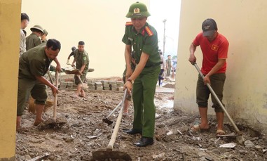 Công an và Quân đội dọn dẹp, vệ sinh các trường nội trú vùng biên trước ngày khai giảng