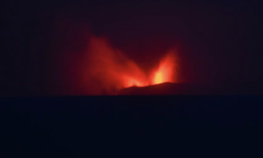 Indonesia: Núi lửa Anak Krakatau phun trào khiến 8 sân bay tạm ngưng hoạt động