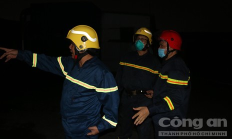 Hàng trăm cảnh sát dập lửa tại xưởng gỗ ở vùng ven TPHCM