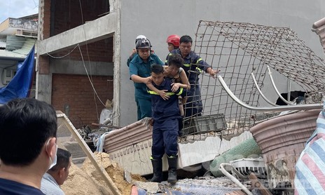 Cận cảnh vụ sập nhà 4 tầng đang sửa chữa ở TPHCM, toàn bộ nạn nhân được giải cứu