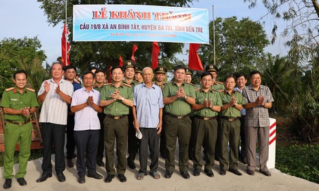 Báo Công an TPHCM và Công an tỉnh Bến Tre: Khánh thành cầu nông thôn và tặng quà bà con xứ dừa