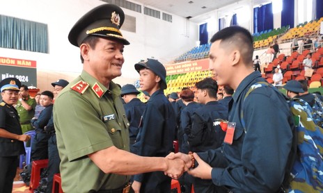 Trung tướng Lê Hồng Nam động viên, tiễn tân binh lên đường làm nhiệm vụ thiêng liêng