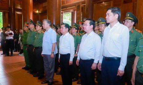 Bộ trưởng Tô Lâm dâng hương tưởng nhớ Chủ tịch Hồ Chí Minh