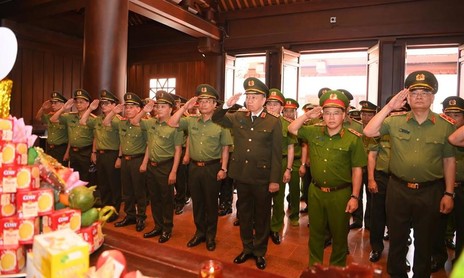 Lãnh đạo Bộ Công an tưởng nhớ công lao to lớn của các Anh hùng – liệt sĩ Điện Biên Phủ