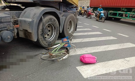 Xe container ôm cua va chạm với xe đạp, cán tử vong người phụ nữ