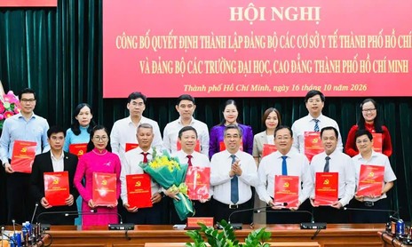 Thành ủy TPHCM công bố và trao các quyết định điều động, bổ nhiệm cán bộ lãnh đạo