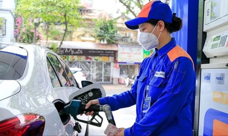 Giá xăng dầu đồng loạt giảm, xăng RON95-III còn 23.042 đồng/lít, dầu diesel 27.856 đồng/lít