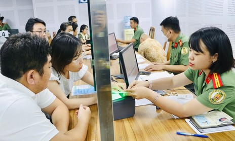 Từ 21/5: Thông báo lưu trú cho người Việt Nam và khai báo tạm trú cho người nước ngoài trên cùng một trang web