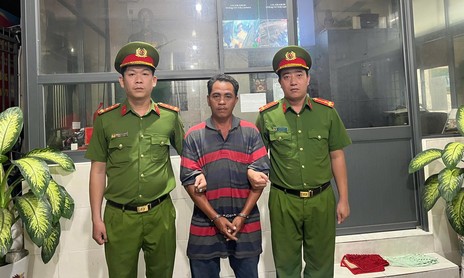 Thấy anh bị xử lý nồng độ cồn, em trai dùng ghế tấn công CSGT để ‘giúp’ anh thoát thân