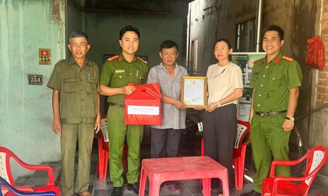 Công an xã Phước Hòa trao thẻ căn cước cho các phận đời yếu thế  – trao niềm tin và hy vọng