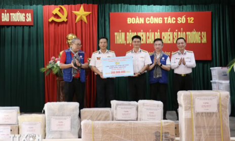Đoàn đại biểu TPHCM kết thúc chuyến thăm Trường Sa và nhà giàn DK1, tặng quà trị giá 9,6 tỷ đồng