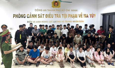 Từ việc kiểm tra quán bar Revo, Công an TPHCM làm rõ các đường dây cung cấp ma túy, khởi tố 50 đối tượng