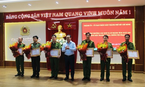 Chủ tịch UBND TPHCM khen thưởng các đơn vị lập chiến công xuất sắc, phá nhanh vụ án nổ súng bắn người nước ngoài