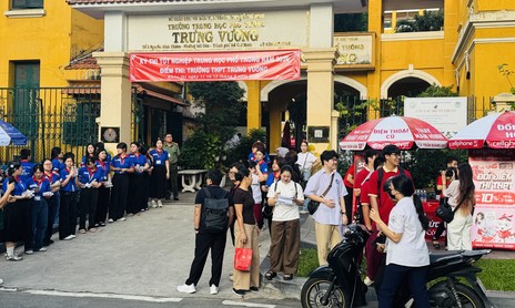 Sáng nay, hơn 1,2 triệu thí sinh trên toàn quốc chính thức bước vào kỳ thi tốt nghiệp THPT