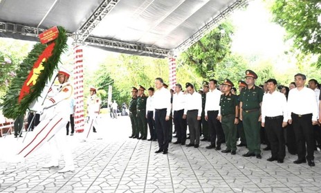 Tổng Bí thư, Chủ tịch nước Tô Lâm dâng hương các Anh hùng liệt sĩ tại Công viên Lê Thị Riêng