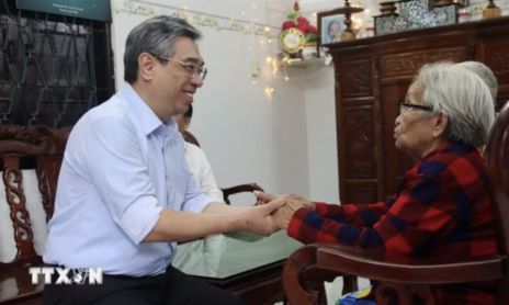 Lãnh đạo TPHCM thăm, tặng quà các gia đình chính sách nhân ngày Thương binh - Liệt sỹ