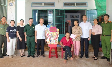 Thiếu tướng Tạ Văn Đẹp, Phó Giám đốc Công an TPHCM thăm các gia đình thương binh trên địa bàn