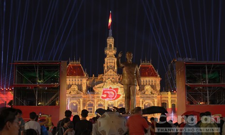 TPHCM: Người dân, du khách đội mưa chờ xem trình diễn 3D mapping và bắn pháo hoa tầm cao