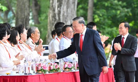 Các đồng chí lãnh đạo, đại biểu đến dự Lễ kỷ niệm 50 năm ngày Thành phố vinh dự mang tên Bác