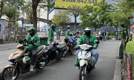 Xe ôm công nghệ "pha-ke” vây kín lối vào sân bay Tân  Sơn Nhất