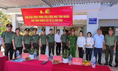 Công an TPHCM bàn giao công trình sửa chữa nhà tình nghĩa cho gia đình liệt sĩ Lê Văn Mại