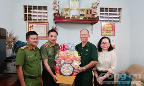 Trung tướng Mai Hoàng thăm các gia đình chính sách tiêu biểu nhân kỷ niệm 79 năm Ngày Thương binh - Liệt sĩ