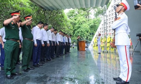 Thủ tướng Lê Minh Hưng tưởng niệm Chủ tịch Hồ Chí Minh, Đại tướng Võ Nguyên Giáp và các Anh hùng liệt sĩ