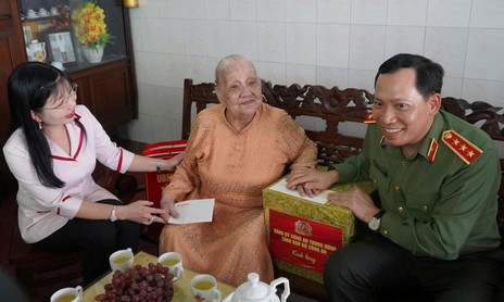 Đoàn công tác của Bộ Công an dâng hương các anh hùng liệt sĩ, tặng quà gia đình chính sách