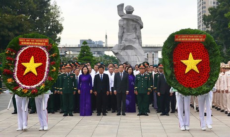 Đoàn đại biểu TP.HCM dâng hoa, dâng hương tưởng niệm các Anh hùng liệt sĩ