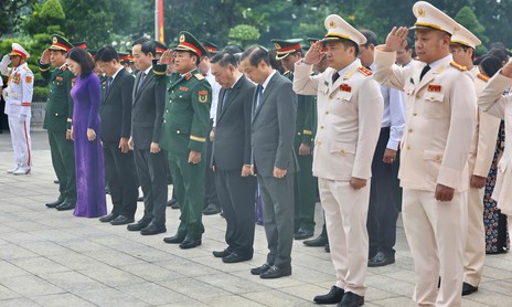 Đoàn đại biểu TPHCM dâng hoa, dâng hương tưởng niệm các Anh hùng liệt sĩ