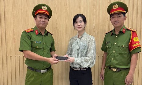 Công an TPHCM: ‘Thần tốc’ tìm lại chiếc điện thoại bị bỏ quên cho nữ du khách Nhật Bản