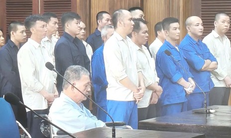 Xét xử 30 đối tượng trong đường dây đánh bạc, ghi số đề qua mạng tại TPHCM