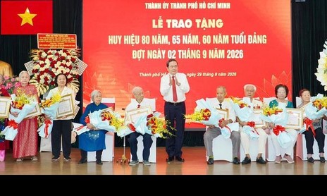 Chủ tịch Quốc hội Trần Thanh Mẫn trao Huy hiệu Đảng tại TPHCM