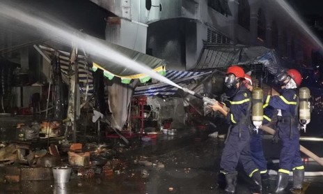 Đồng Nai: Hàng trăm cảnh sát PCCC nỗ lực dập tắt vụ cháy lớn tại dãy ki-ốt khu vực chợ Biên Hòa