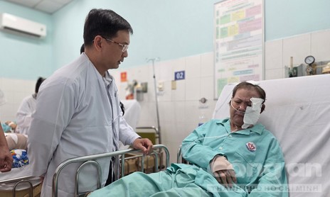 Phó Chủ tịch UBND TPHCM thăm hỏi, động viên nạn nhân vụ cháy nhà ở phường Chợ Lớn