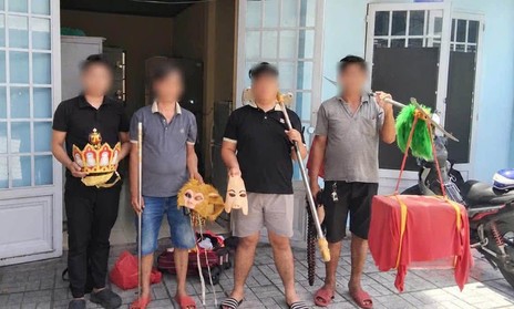 4 "thầy trò Đường Tăng" cưỡi ngựa, đi bộ vào làn đường ô tô đã bị mời lên làm việc