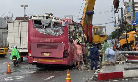 Xe khách lật sau va chạm với xe máy tại nút giao, 2 người tử vong