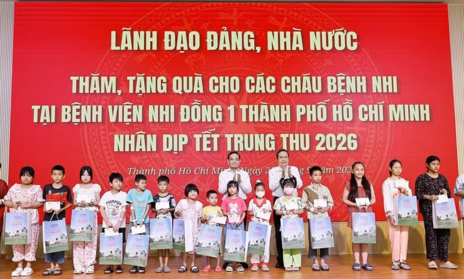 Chủ tịch Quốc hội và Bí thư Thành ủy TPHCM thăm, tặng quà Trung thu cho các bệnh nhi