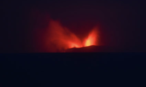 Indonesia: Núi lửa Anak Krakatau phun trào khiến 8 sân bay tạm ngưng hoạt động