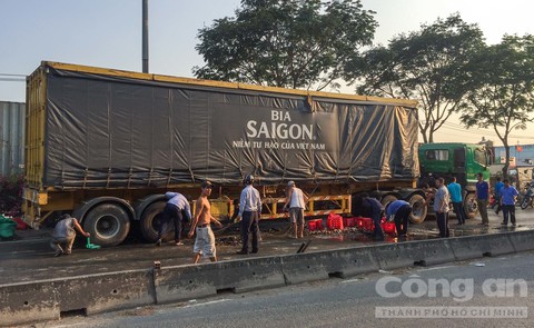 Đạp thắng gấp, hàng trăm chai bia trên container đổ xuống Quốc lộ 1