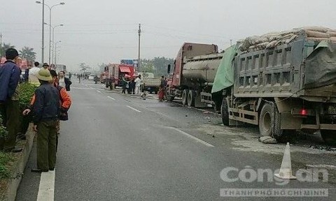 Tông xe kinh hoàng, tài xế và nữ phụ xe tử vong