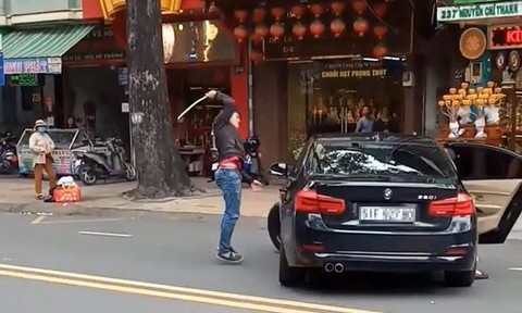 Bị thanh niên đập ôtô BMW, nữ tài xế tông xe 