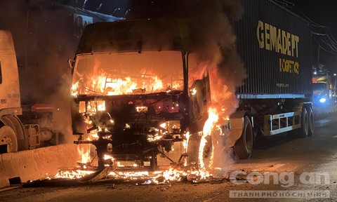 Xe container chở giấy cuộn cháy ngùn ngụt trên quốc lộ 1 đoạn qua TP.Thủ Đức