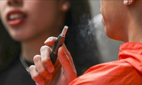 Báo động tình trạng giới trẻ hút thuốc lá điện tử đang tăng nhanh