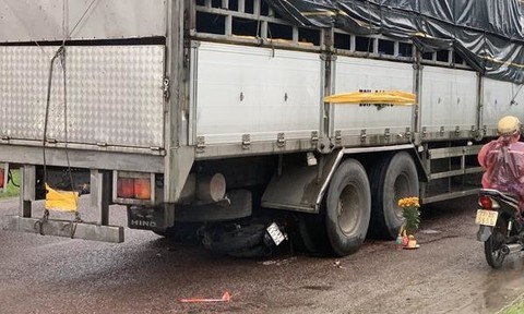 Ô tô tải lùi trên quốc lộ tông xe máy khiến 3 người tử vong thương tâm